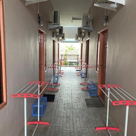 Oyo 93309 Mely Homestay Kendari Exterior foto