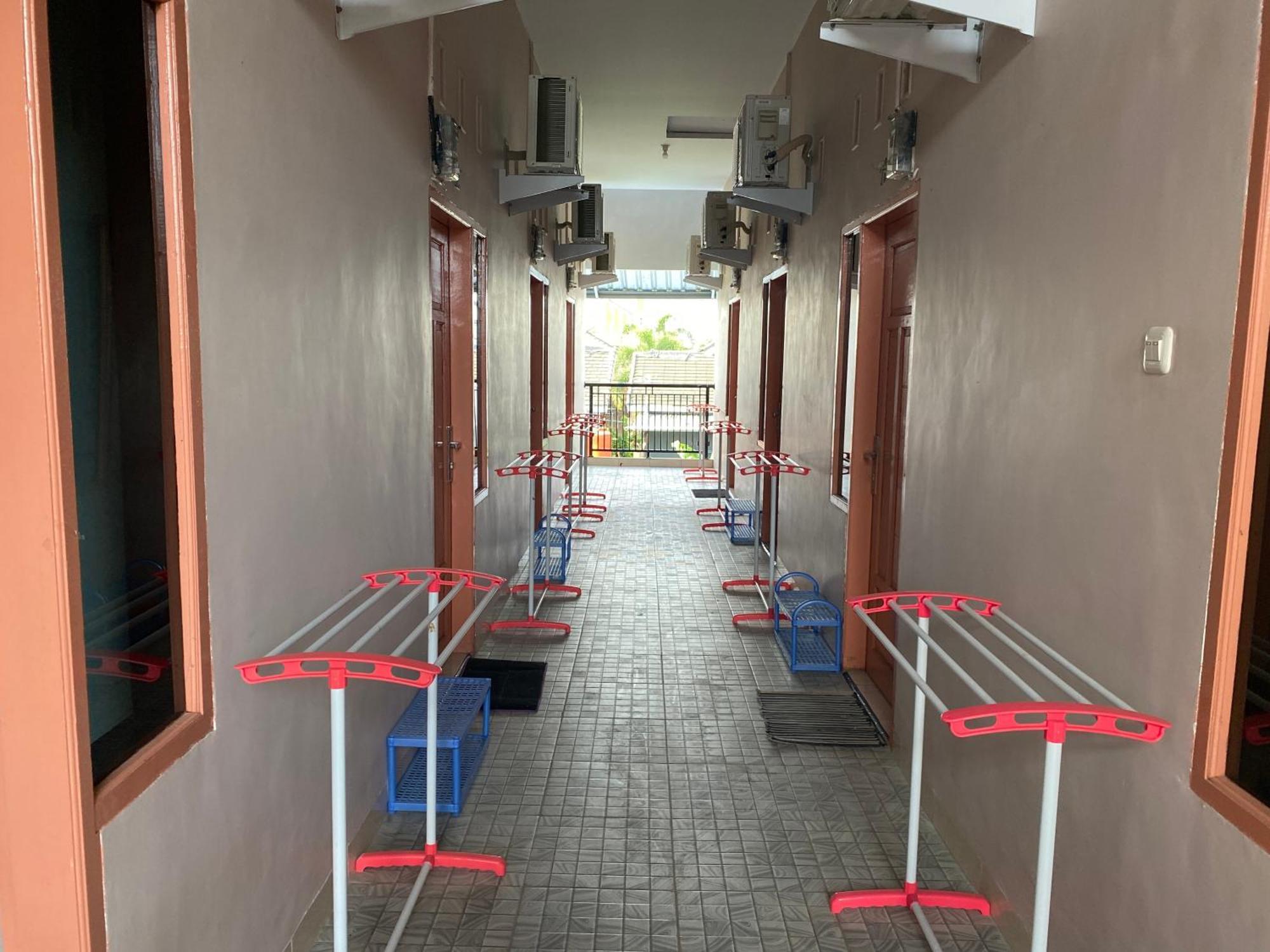 Oyo 93309 Mely Homestay Kendari Exterior foto